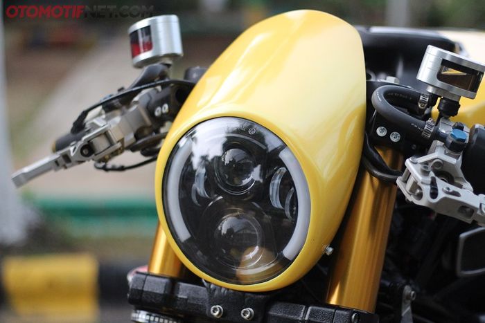 Headlamp pakai Daymaker 7 inci yang didampingi cover mirip topi