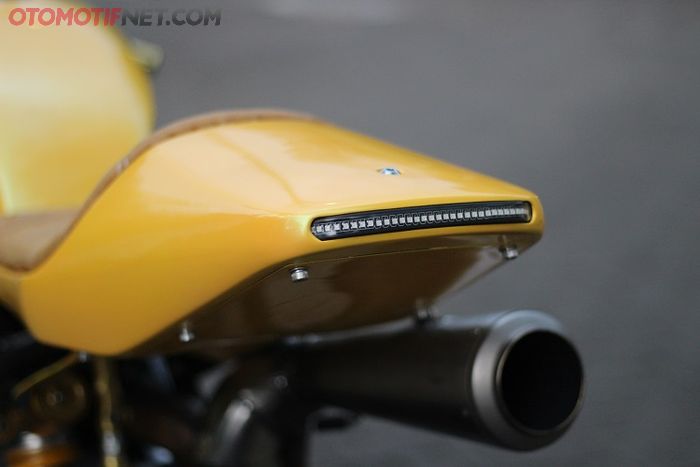 Buntut tawon khas cafe racer ditemani stoplamp LED