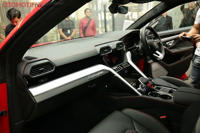 Lamborghini Urus , Fitur dalam kabin lengkap mulai dari panel instrumen TFT, PreCognition System, High Beam Assistant, driver and front passenger 12-way electric heated seats, serta hingga head unit dengan voice commands dan konektivitas Apple CarPlay dan Android Auto