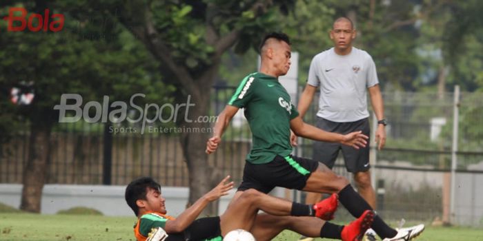 Asisten pelatih timnas U-22 Indonesia, Nova Arianto, memimpin anak asuhnya di Lapangan ABC, Senayan, Jakarta, Rabu (9/1/2019).