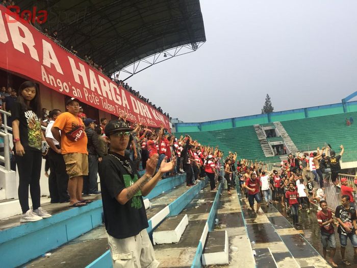Suporter Madura United, K-Conk Mania, memberikan dukungan pada laga kontra PSS Sleman di Piala Presiden 2019, Stadion Maguwoharjo, Selasa (5/3/2019).