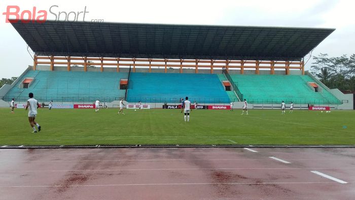 Suasana latihan PSM Makassar di Stadion Moch Soebroto, Magelang, diguyur hujan.