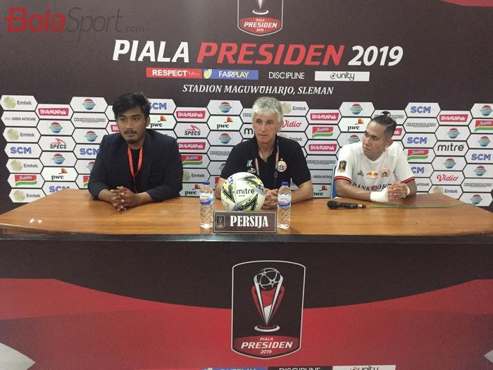 Pelatih Persija Jakarta, Ivan Kolev (Tengah), Didampingi Pemainnya, Ryuji Utomo (Kanan) dalam Jumpa Pers Setelah Laga di Stadion Maguwoharjo, Sleman, Jumat (8/3/2019).