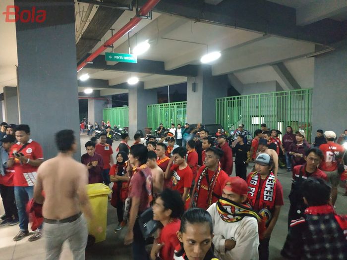Aksi protes oknum suporter Semen Padang di depan ruang preskon Stadion Patriot Chandrabhaga, Kota Bekasi, pasca kekalahan timnya dari Bali United dengan skor 1-2, Senin (11/3/2019).