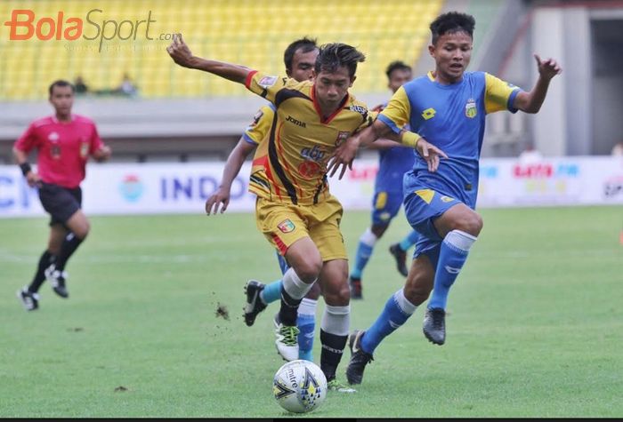 FERI SETIAWAN/BOLASPORT.COM
Pemain Mitra Kukar (kiri) ditempel ketat pemain Bhayangkara FC dalam laga Grup B Piala Presiden 2019 di Stadion Patriot, Kota Bekasi, Senin (11/3/2019) sore WIB. Bhayangkara FC menang 2-1.