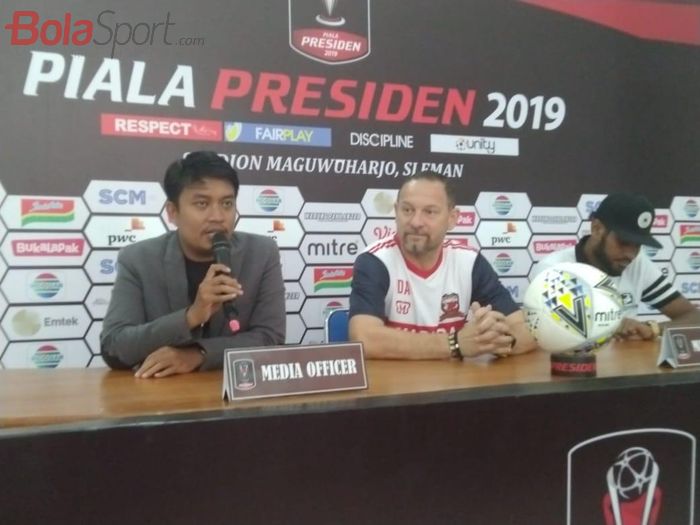 Pelatih Madura United, Dejan Antonic, memberikan komentar jelang laga kontra Borneo FC di Stadion Maguwoharjo, Kamis (14/3/2019).