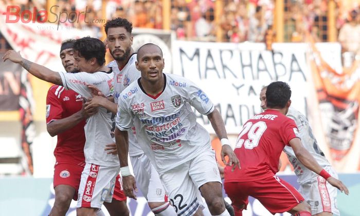 Bek Bali United, Leonard Tupamahu, saat melawan Persija Jakarta pada leg kedua babak perempat final Piala Indonesia 2018 di Stadion Wibawa Mukti, 5 Mei 2019.