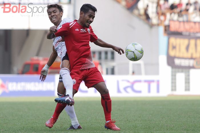Pemain Persija Jakarta, Ramdani Lestaluhu berebut bola dengan pemain Bali United, Fadil pada Kratingdaeng Piala Indonesia di Stadion Wibawa Mukti, Cikarang, Jawa Barat, Minggu (5/4/2019) dalam laga tersebut persija menang melawan Bali United dengan skor 1-0