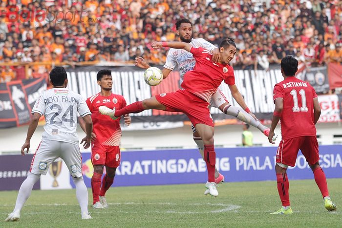 Pemain Persija Jakarta, Ryuji Utomo berebut bola di udara dengan pemain Bali United , Willian Pacheco pada Kratingdaeng Piala Indonesia di Stadion Wibawa Mukti, Cikarang, Jawa Barat, Minggu (5/4/2019) dalam laga tersebut persija menang melawan Bali United dengan skor 1-0. 