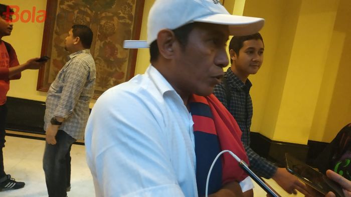 Asisten Manajer Persipura Jayapura, Bento Madubun menjawab pertanyaan wartawan di Hotel Sultan, Jakarta, Selasa (7/5/2019).