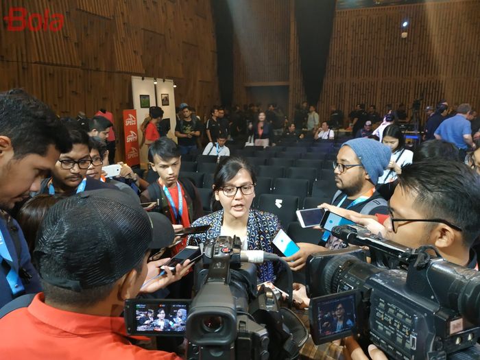 Sekjen PSSI, Ratu Tisha Destria, menjawab pertanyaan wartawan di SCTV, Jakarta, Senin (13/5/2019).