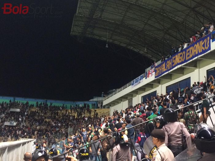 Kericuhan di tribune penonton sempat terjadi sebelum laga PSS Sleman menjamu Arema FC dalam laga pembukaan Liga 1 2019 di Stadion Maguwoharjo, Rabu (15/5/2019) malam. 