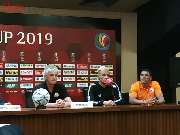 Pelatih dan pemain Persija Jakarta, Ivan Kolev serta Bruno Matos, saat memberikan keterangan pers seusai laga Piala AFC 2019 kontra Shan United, Rabu (15/5/2019).