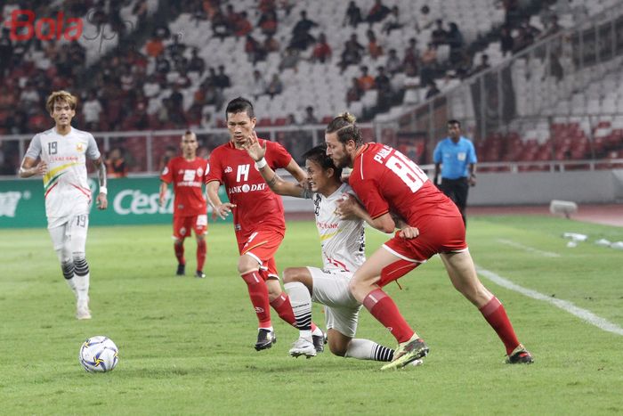 Bek Persija Jakarta, Steven Paulle, berduel dengan pemain Shan United, Set Phyo Wai, pada laga Piala AFC 2019, di Stadion Utama Gelora Bung Karno, Rabu (15/5/2019).