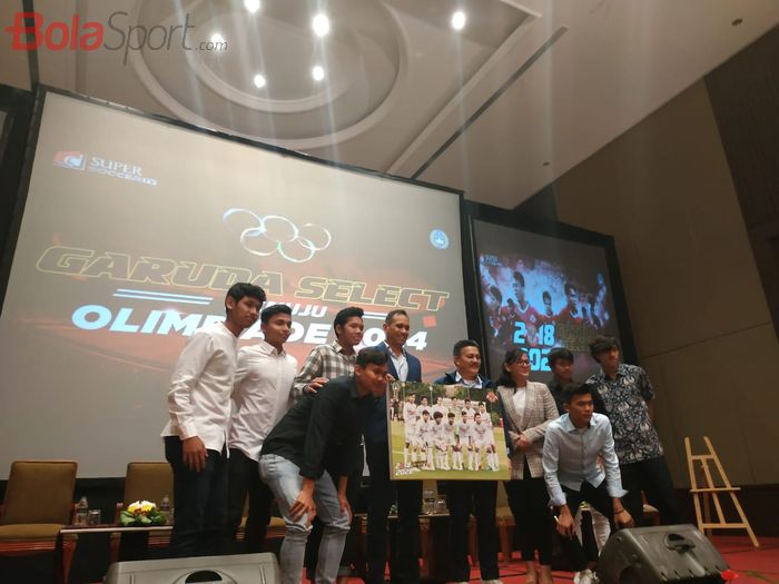 Tujuh pemain Garuda Select pada jumpa pers di Hotel Sultan, Jakarta, Jumat (17/5/2019).