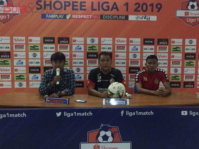 Pelatih Semen Padang, Syafrianto Rusli, ditemani Teja Paku Alam dalam sesi jumpa pers di Stadion Maguwoharjo, Jumat (24/5/2019) malam.