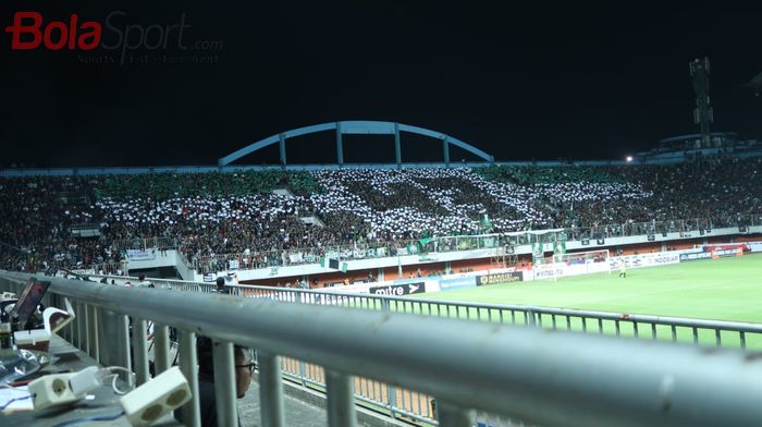 Slemania memberikan koreo angka 43 untuk PSS Sleman di laga pekan kedua Liga 1 2019 kontra Semen Padang di Stadion Maguwoharjo, Sabtu (25/5/2019) malam.