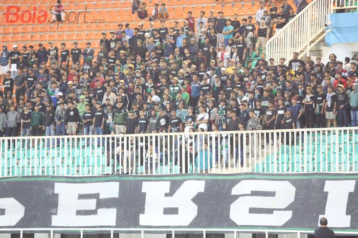 Suporter Persikabo Bogor, Kabo Mania, ikut mendukung perjuangan Tira Persikabo saat menjamu PSM Makassar di Stadion Pakansari, Kabupaten Bogor, Rabu (29/5/2019).