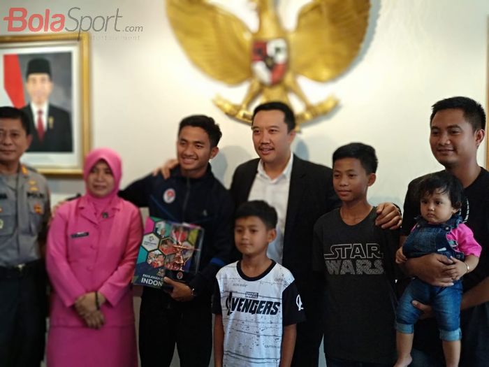 Muhammad Hambali Tolib bersama keluarganya saat dijamu Kemenpora, Imam Nahrawi di Kantor Menpora, Jakarta, Rabu (12/6/2019).