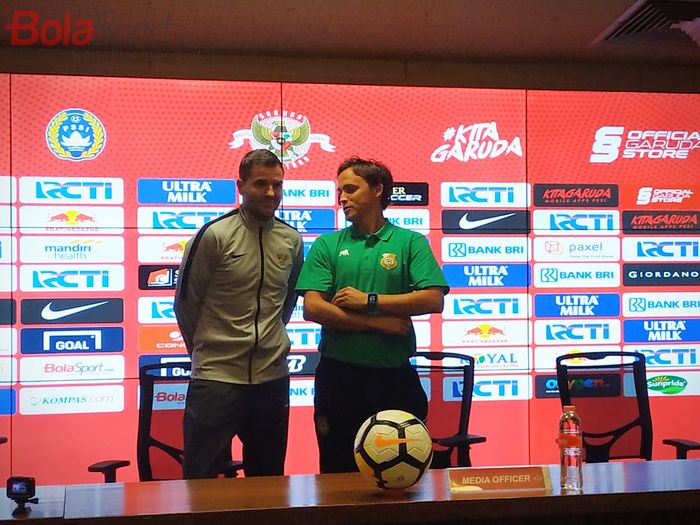 Pelatih timnas Indonesia dan Vanuatu, Simon McMenemy serta Paul Munster terlihat saling berdiskusi panjang setelah sesi jumpa pers, di ruang media Stadion Utama Gelora Bung Karno (SUGBK), Jumat (14/6/2019).