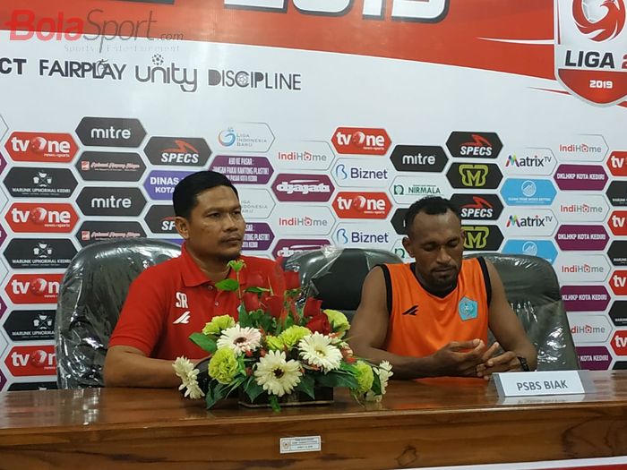 Pelatih dan pemain PSBS Biak, Selamet Riadi serta Patrias Rumere, memberikan keterangan pers pasca kekalahan dari Persik Kediri, Sabtu (22/6/2019).