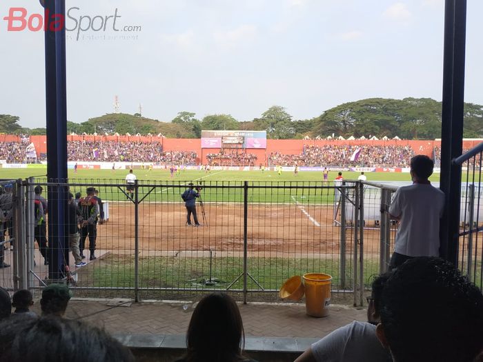Suasana laga pembuka Liga 2 2019 antara Persik Kediri Vs PSBS Biak, dari sudut pandang tribun media Stadion Brawijaya, Kediri, Sabtu (22/6/2019).