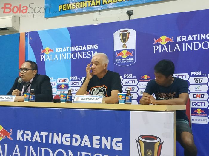 Pelatih dan pemain Persija, Roberto Mario Carlos Gomez serta Fathul Rachman saat memberikan keterangan pers pasca laga kontra Persija Jakarta, Sabtu (29/6/2019).