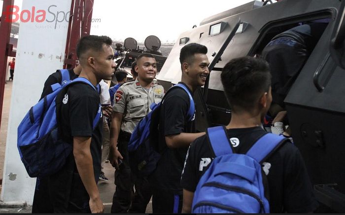 Pemain Persib Bandung memasuki kendaraan taktis (rantis) usai mencoba lapangan Stadion Utama Gelora Bung Karno, Jakarta, Selasa (9/7/2019).