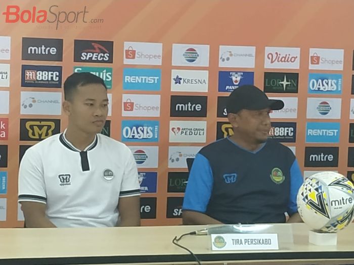 Pemain dan pelatih Tira Persikabo, Wawan Febrianto serta Rahmad Darmawan saat memberikan keterangan pers di ruang media Stadion Pakansari, Kamis (11/7/2019).