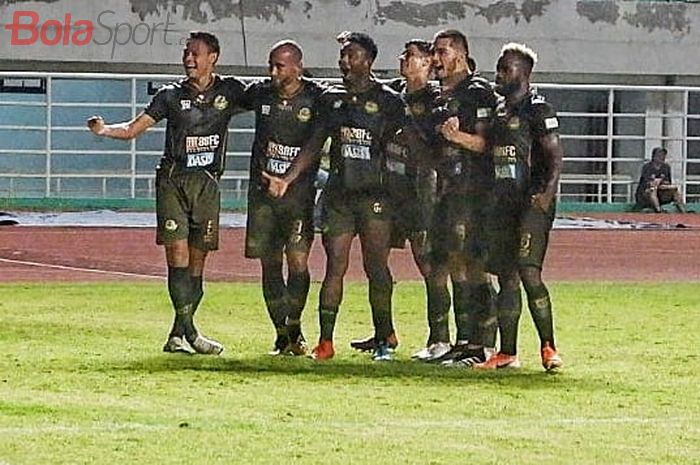 Skuat Tira Persikabo merayakan gol yang dicetak Andi Setyo pada laga kontra Madura United di Stadion Pakansari, Kabupaten Bogor, Jumat (12/7/2019).
