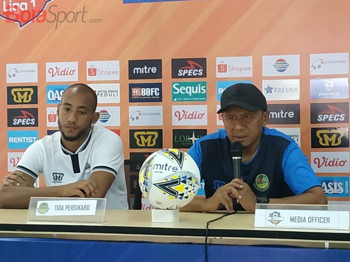 Pemain dan pelatih Tira Persikabo, Loris Arnaud serta Rahmad Darmawan saat memberikan keterangan pers, Senin (15/7/2019).