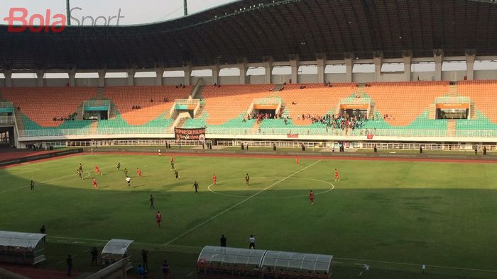 Suporter Persija, The Jak Mania, yang sempat memboikot laga kontra PS Tira-Persikabo tampak hadir di Stadion Pakansari, Cibinong, Kabupaten Bogor, Selasa (7/16/2019).