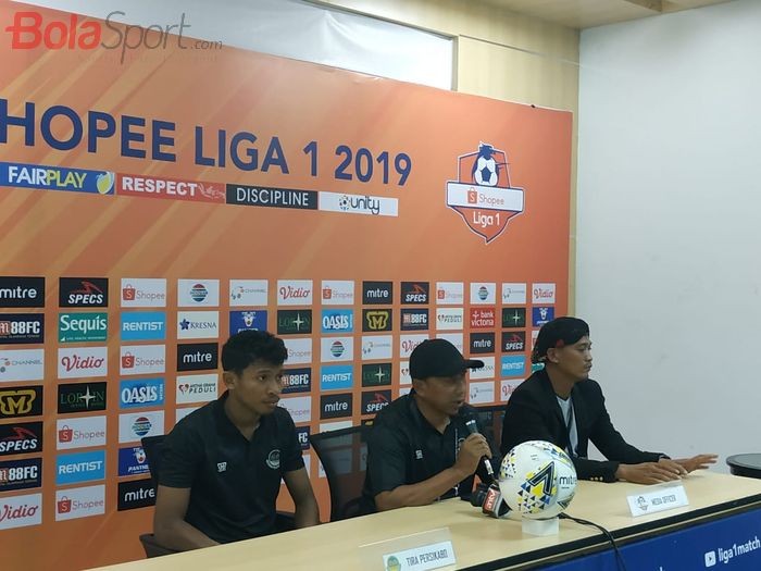 Pemain dan pelatih Tira Persikabo, Rifad Marasabessy serta Rahmad Darmawan memberikan keterangan pers seusai laga kontra Persija Jakarta, Selasa (16/7/2019).