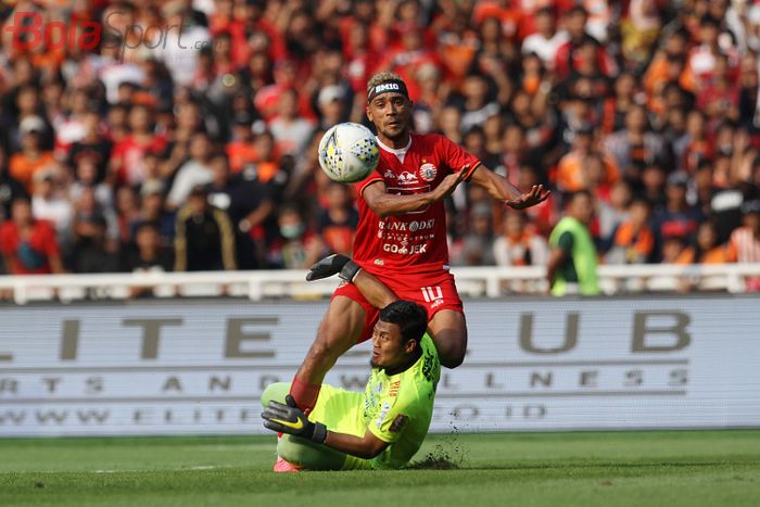 Bruno Matos dan Muhammad Natshir pada laga Persija Jakarta Vs Persib Bandung di Stadion Utama Gelora Bung Karno (SUGBK), Jakarta, Rabu (10/7/2019).