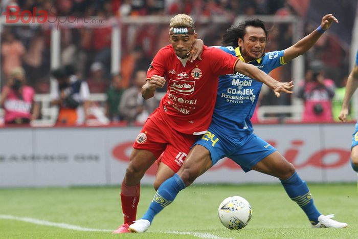 Duel Bruno Matos dan Hariono pada laga Persija Jakarta Vs Persib Bandung di Stadion Utama Gelora Bung Karno (SUGBK), Jakarta, Rabu (10/7/2019).