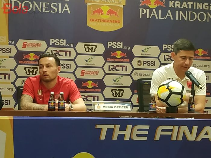Pemain dan pelatih PSM Makassar, Marc Klok serta Darije Kalezic memberikan keterangan pers pasca laga kontra Persija Jakarta, Minggu (21/7/2019).
