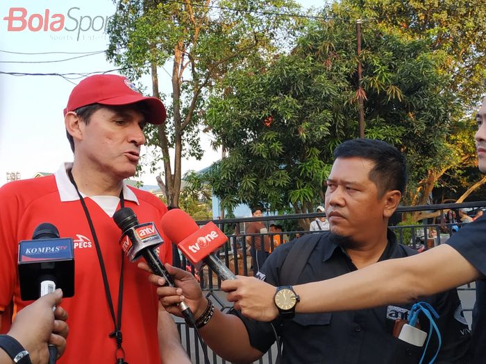 Pelatih Persija Jakarta, Julio Banuelos di Lapangan PSAU TNI AU, Jakarta Timur, Rabu (24/7/2019).
