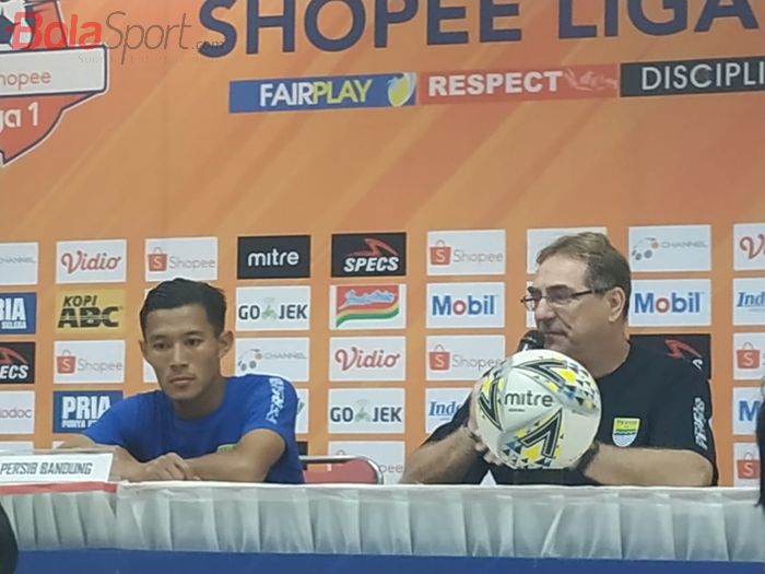 Pemain dan pelatih Persib Bandung, Henhen Herdiana serta Robert Rene Alberts seusai laga kontra Bali United, Jumat (26/7/2019).