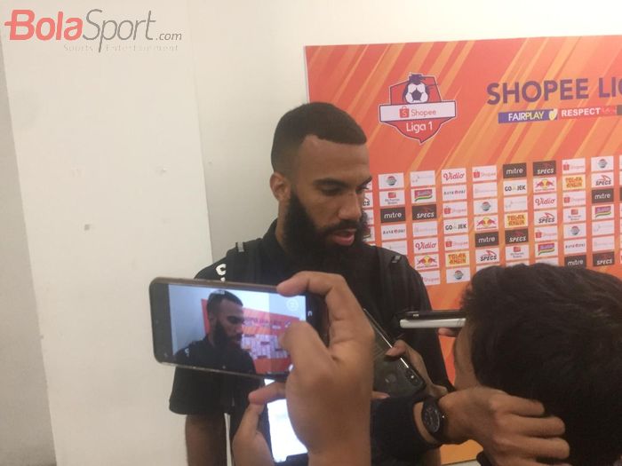 Striker Arema FC, Sylvano Comvalius menjawab pertanyaan wartawan seusai laga kontra Persija Jakarta, Sabtu (3/8/2019).
