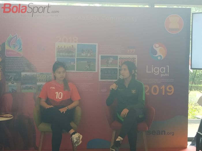 Pemain sepak bola wanita Indonesia, Dhanielle Daphne dan Zahra Muzdalifah dalam diskusi ASEAN Sports Day 2019: Women in Football di Sekretariat ASEAN, Kamis (8/8/2019).