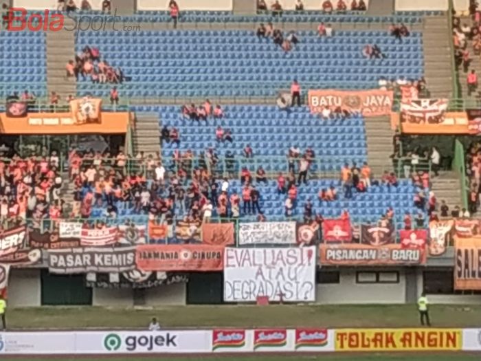 Spanduk sindiran dari The Jakmania pada laga Persija Jakarta kontra Bhayangkara FC di Stadion Patriot Chandrabhaga, Kota Bekasi, Sabtu (10/8/2019).