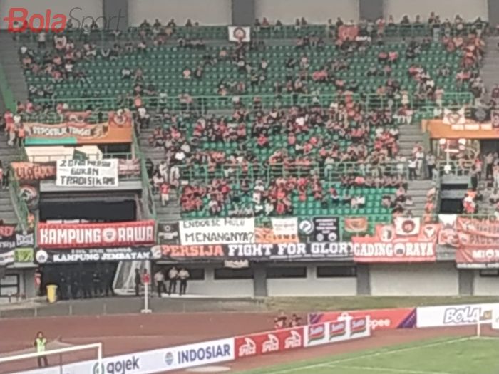 Spanduk sindiran dari The Jakmania pada laga Persija Jakarta kontra Bhayangkara FC di Stadion Patriot Chandrabhaga, Kota Bekasi, Sabtu (10/8/2019).