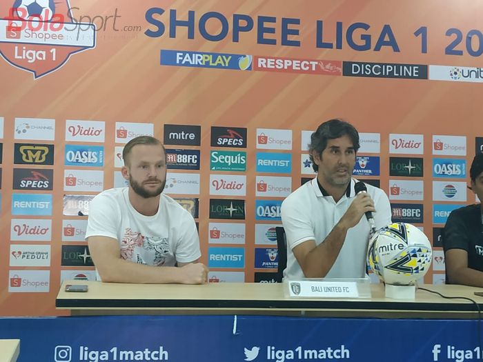 Pemain dan pelatih Bali United, Melvin Platje serta Stefano Cugurra saat memberikan keterangan pers, Rabu (14/8/2019).