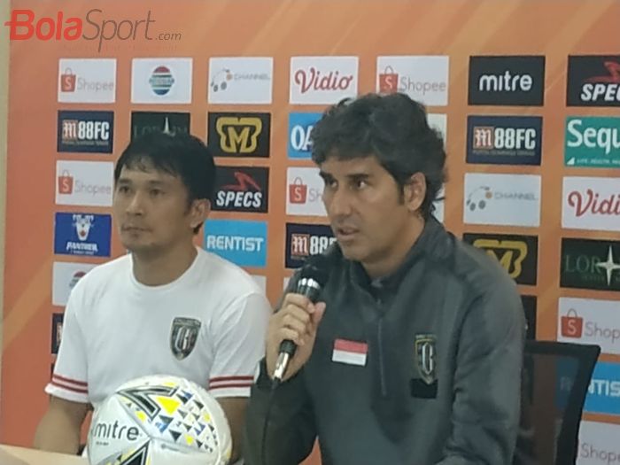 Pemain dan pelatih Bali United, Michael Orah serta Stefano Cugurra saat memberikan keterangan pers pasca laga kontra Tira Persikabo, Kamis (15/8/2019).