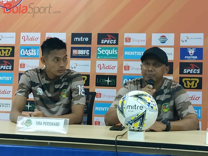 Pemain dan pelatih Tira Persikabo, Vava Mario Yagalo serta Rahmad Darmawan saat memberikan keterangan pers seusai kemenangan atas PSS Sleman, Senin (19/8/2019).