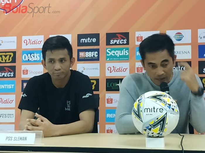 Pemain dan pelatih PSS Sleman, Dave Mustaine serta Seto Nurdiantoro memberikan keterangan pers seusai laga kontra Tira Persikabo, Senin (19/8/2019).