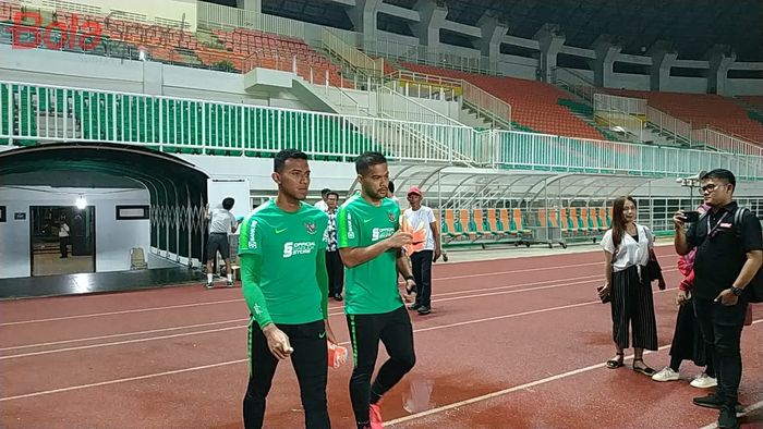 Kiper timnas Indonesia, Andritany Ardhiyasa dan Teja Paku Alam, bersiap menjalani sesi latihan di Stadion Pakansari, Kab Bogor, 22 Agustus 2019.