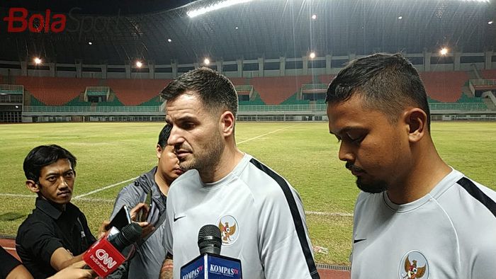 Pelatih timnas Indonesia, Simon McMenemy menjawab pertanyaan wartawan seusai laga uji coba kontra Persika Karawang, di Stadion Pakansari, Kabupaten Bogor, Minggu (25/8/2019).