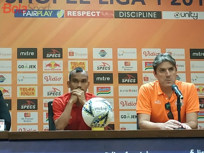 Pemain dan pelatih Persija Jakarta, Riko Simanjuntak serta Julio Banuelos saat memberikan keterangan pers pasca laga kontra PSM Makassar, Rabu (28/8/2019).