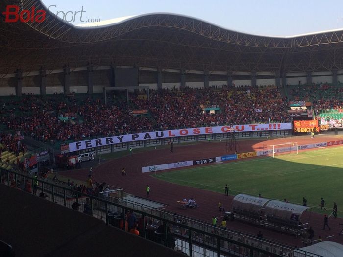 The Jak Mania membentangkan spanduk kritikan kepada CEO Persija Jakarta, Ferry Paulus, sebelum laga kontra Perseru Badak Lampung di Stadion Patriot Candrabhaga, Bekasi, Jawa Barat, Minggu (1/9/2019).